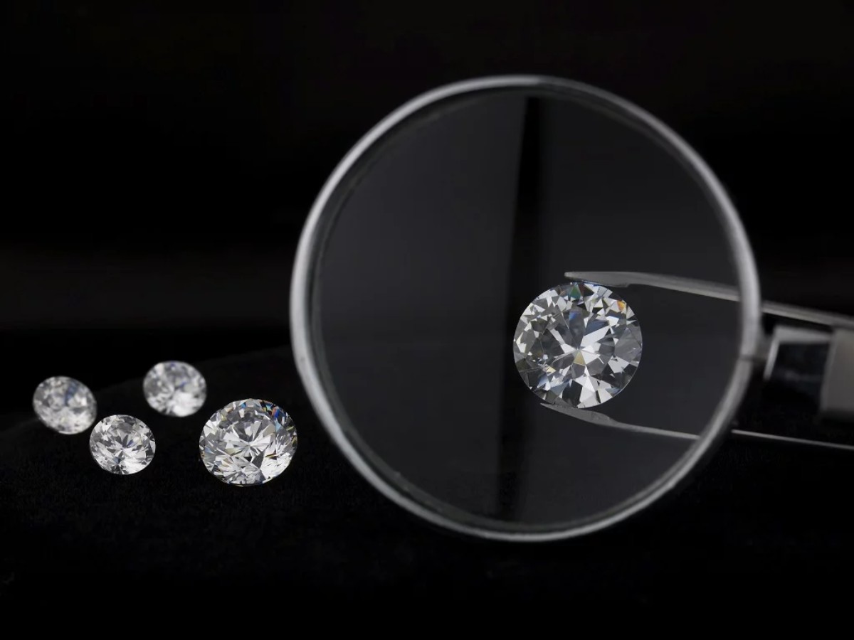 Diamant de synthèse rond analysé à la loupe gemmologique pour évaluer sa taille, sa pureté et son éclat selon les critères des 4C – Laveran Paris